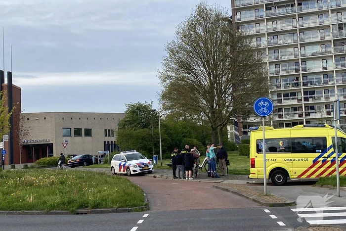 Botsing tussen auto en fietser bij rotonde