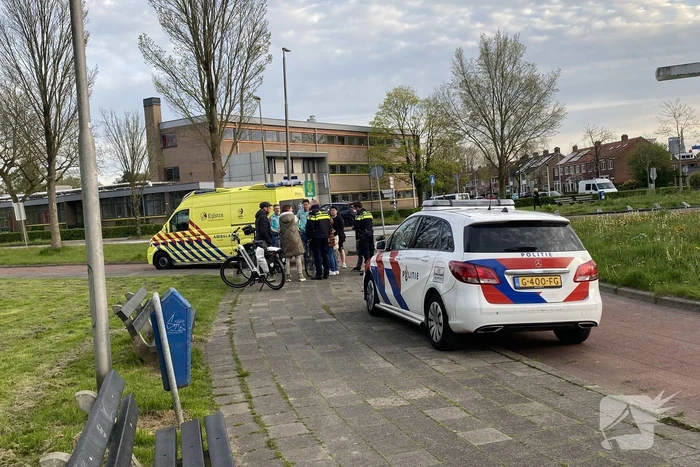 Botsing tussen auto en fietser bij rotonde