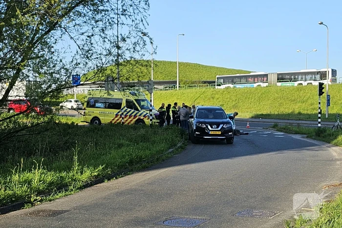 Overstekende fietser geschept door auto