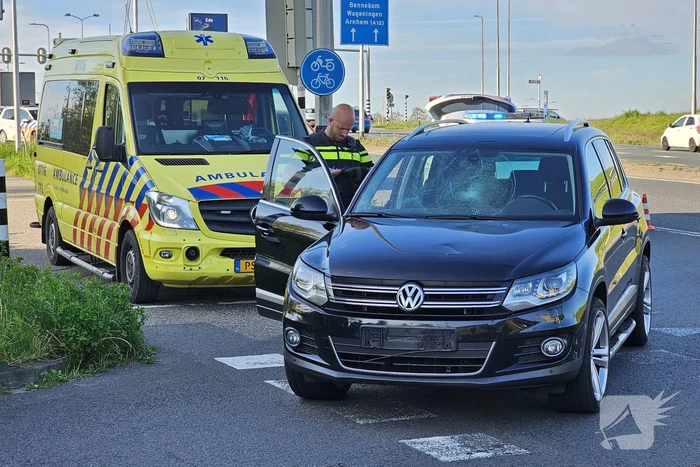 Overstekende fietser geschept door auto