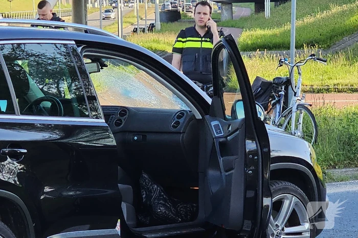 Overstekende fietser geschept door auto
