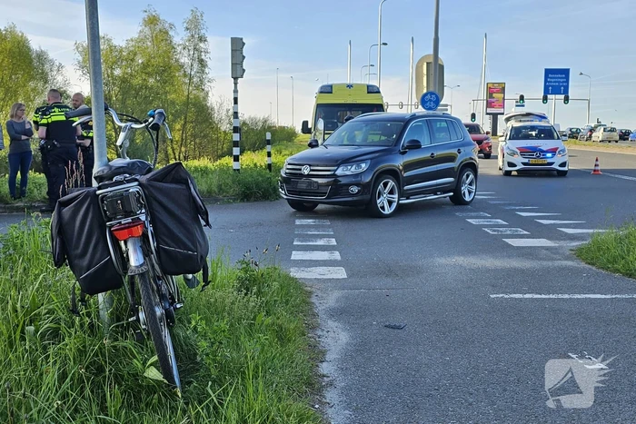 Overstekende fietser geschept door auto