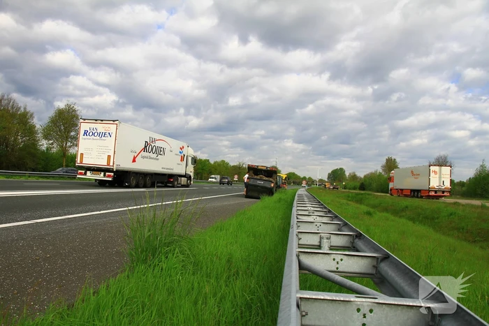 Jeep op aanhanger belandt op de kop