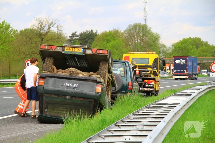 Jeep op aanhanger belandt op de kop