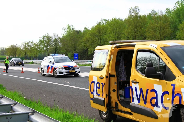Jeep op aanhanger belandt op de kop