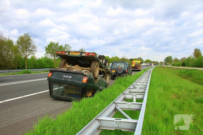 Jeep op aanhanger belandt op de kop