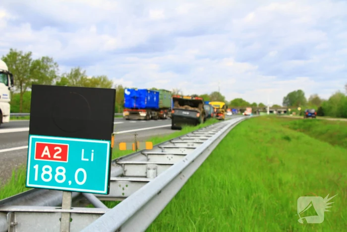Jeep op aanhanger belandt op de kop