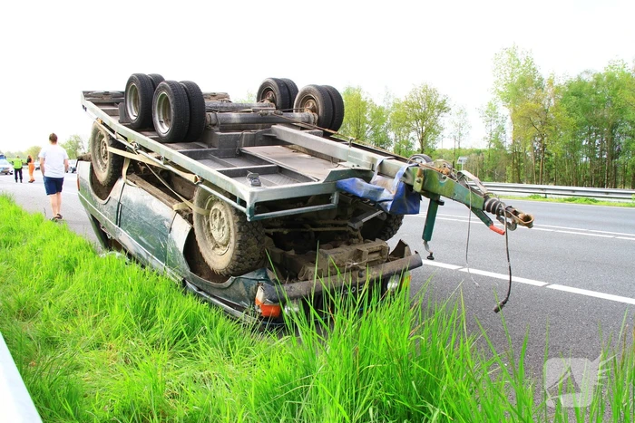 Jeep op aanhanger belandt op de kop