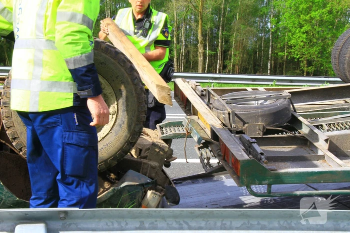 Jeep op aanhanger belandt op de kop