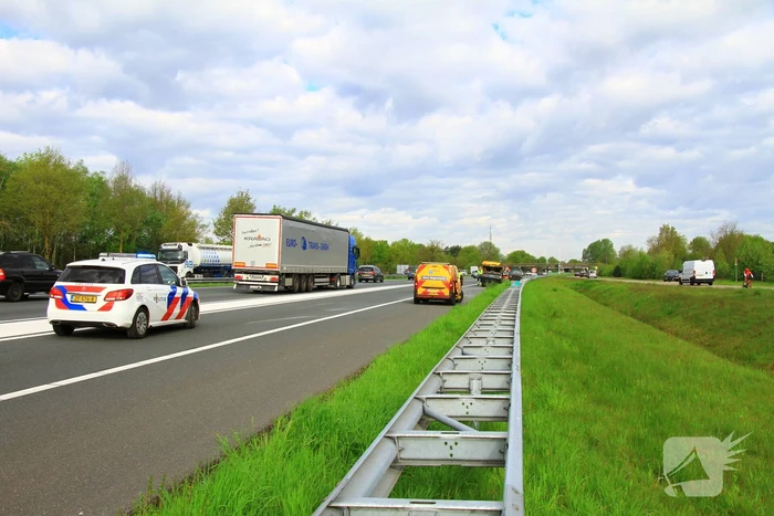 Jeep op aanhanger belandt op de kop