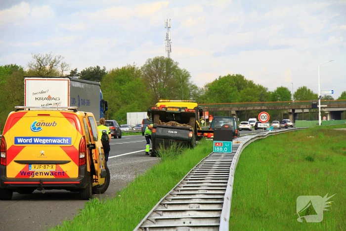 Jeep op aanhanger belandt op de kop