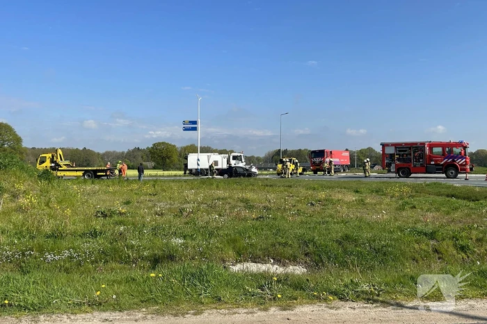Auto in brand gevlogen op rotonde
