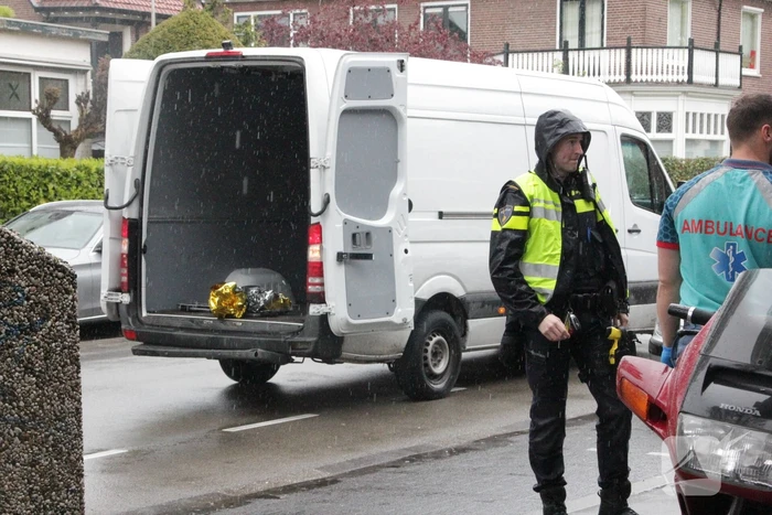 Scooter botst achterop bestelbus