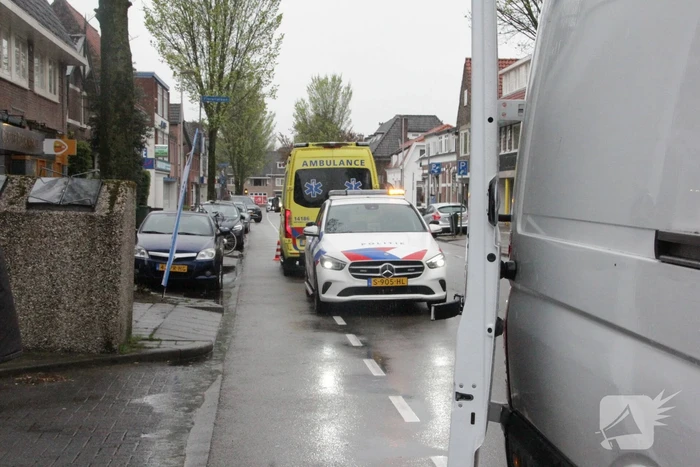 Scooter botst achterop bestelbus