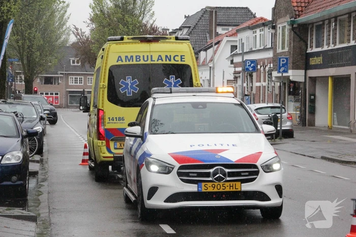 Scooter botst achterop bestelbus