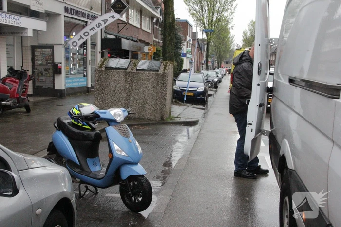 Scooter botst achterop bestelbus