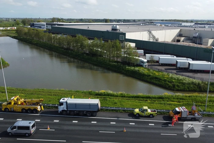 Vrachtwagen weggesleept na melding van brand