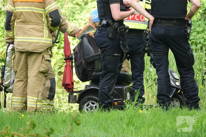 Scootmobiel-bestuurder te water