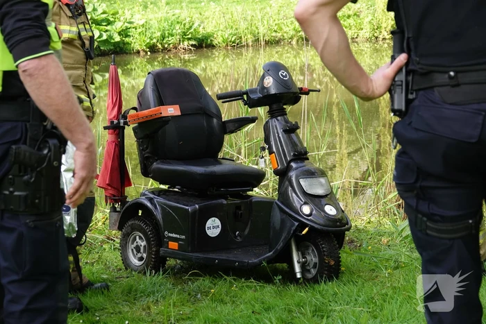 Scootmobiel-bestuurder te water