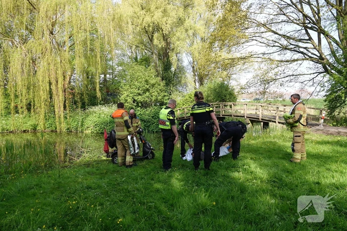 Scootmobiel-bestuurder te water