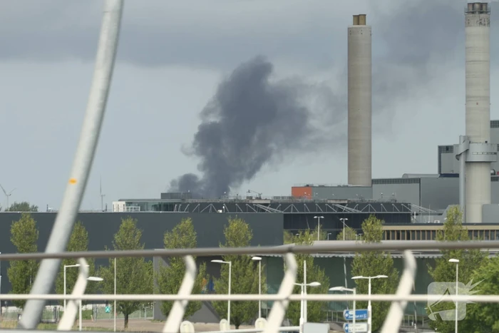 Veel rook bij grote brand bij Rietlanden Terminals