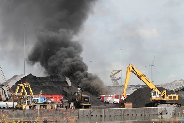 Veel rook bij grote brand bij Rietlanden Terminals