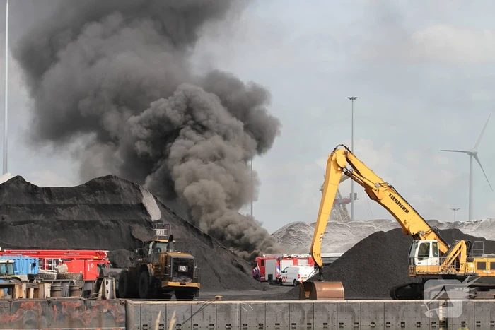 Veel rook bij grote brand bij Rietlanden Terminals