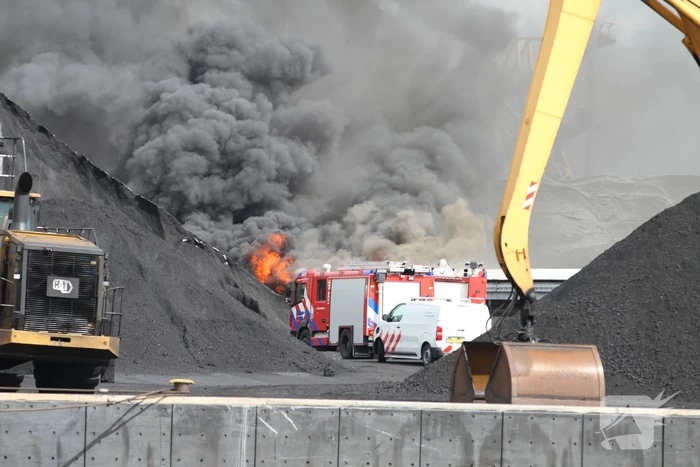 Veel rook bij grote brand bij Rietlanden Terminals