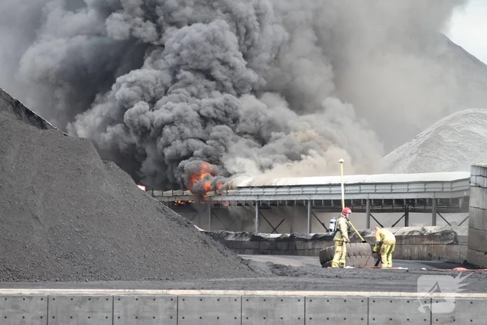 Veel rook bij grote brand bij Rietlanden Terminals
