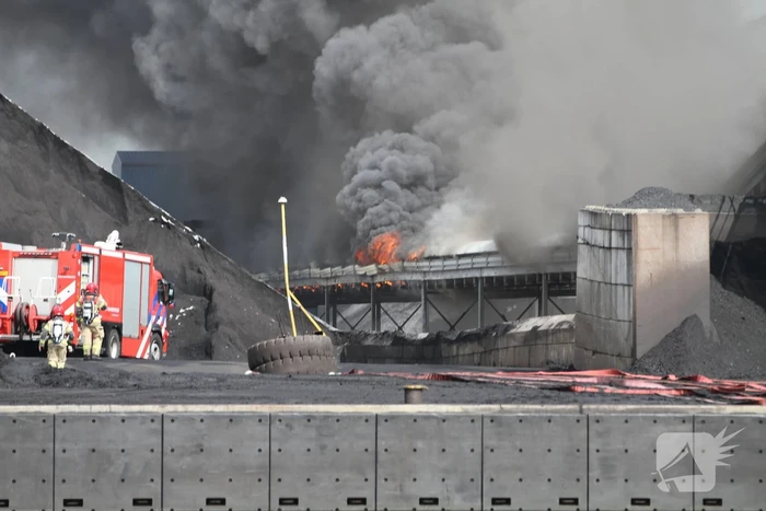 Veel rook bij grote brand bij Rietlanden Terminals