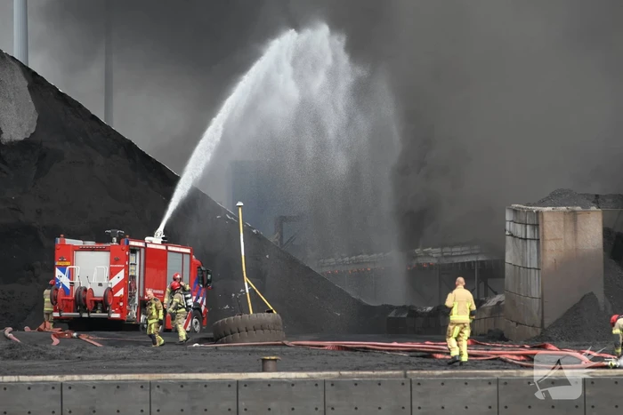 Veel rook bij grote brand bij Rietlanden Terminals