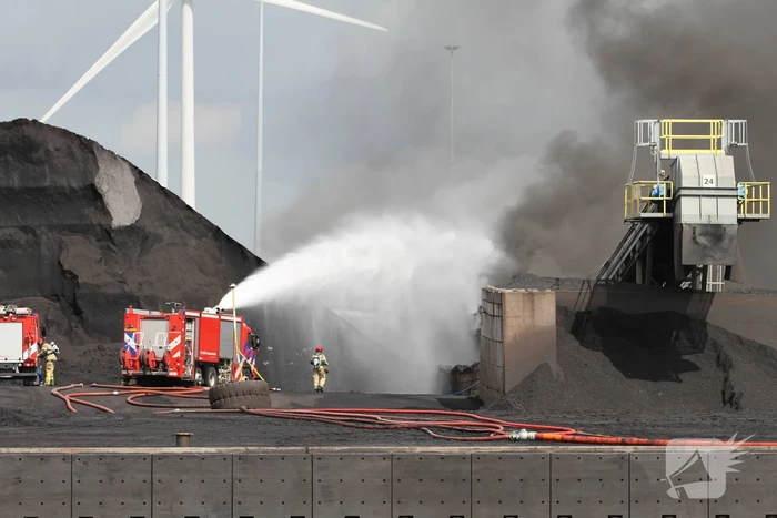 Veel rook bij grote brand bij Rietlanden Terminals