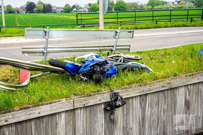 Motorrijder zwaargewond bij aanrijding met auto
