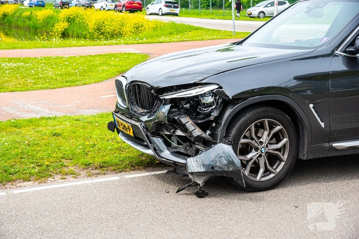 Motorrijder zwaargewond bij aanrijding met auto
