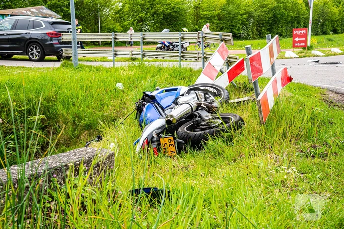 Motorrijder zwaargewond bij aanrijding met auto