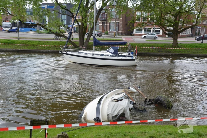 Heftruck dondert in het water op boot