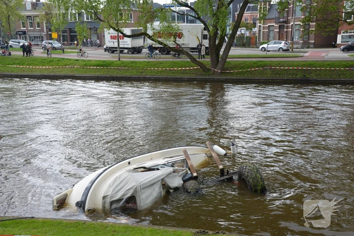 Heftruck dondert in het water op boot