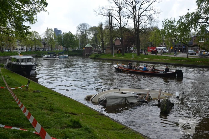 Heftruck dondert in het water op boot