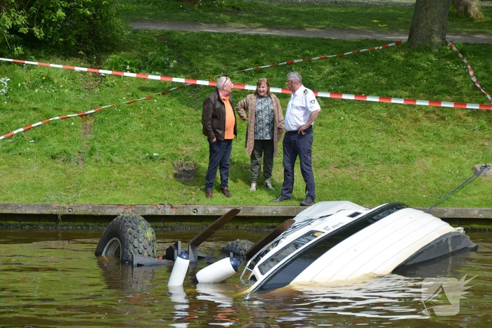Heftruck dondert in het water op boot