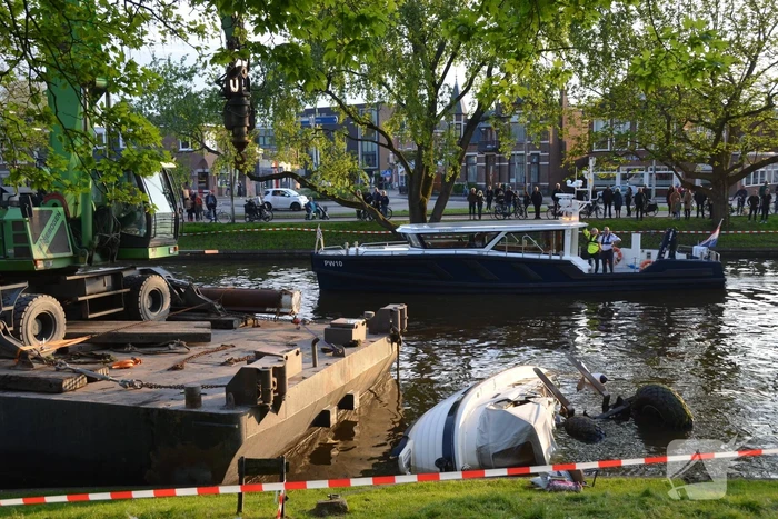 Heftruck dondert in het water op boot