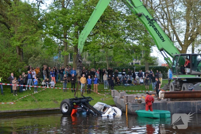 Heftruck dondert in het water op boot