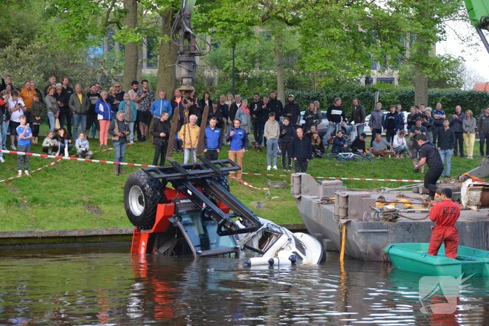 Heftruck dondert in het water op boot