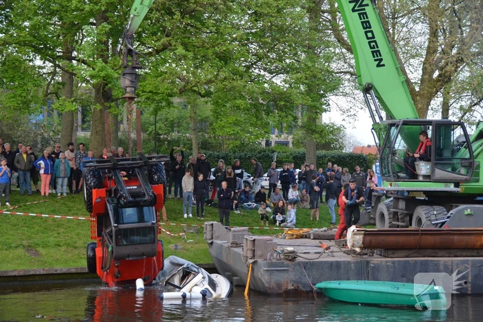 Heftruck dondert in het water op boot