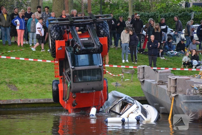 Heftruck dondert in het water op boot