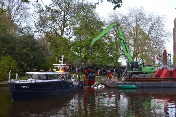 Heftruck dondert in het water op boot