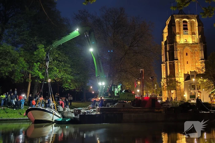 Heftruck dondert in het water op boot