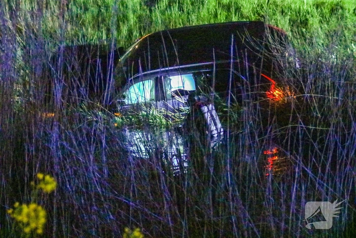 Voertuig te water na aanrijding