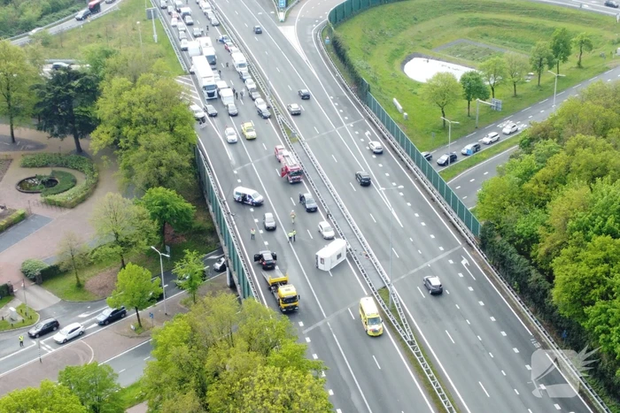 Snelweg afgesloten na gekantelde caravan