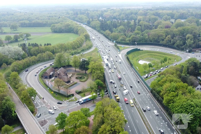 Snelweg afgesloten na gekantelde caravan