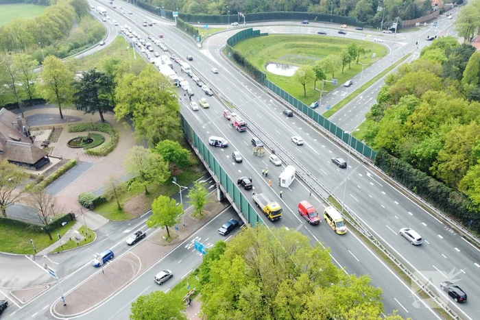 Snelweg afgesloten na gekantelde caravan